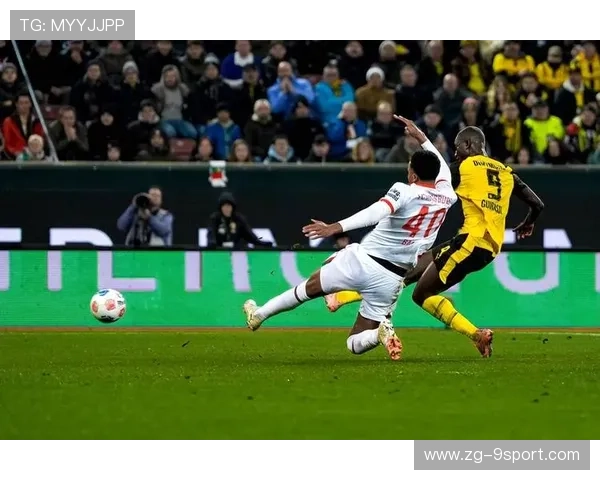 多特布兰特禁区混乱中抽射破门,黄黑军团掌控战局